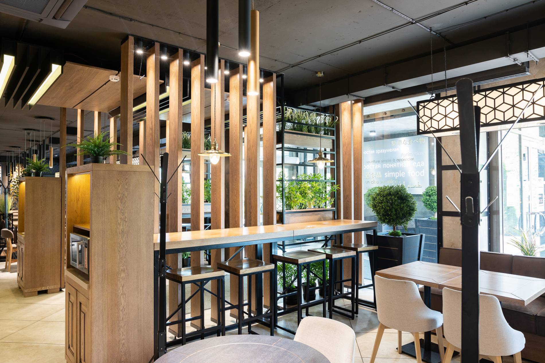 Agencement bois de boutique : menuiserie intérieure sur mesure